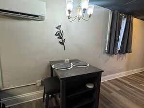 Interior - Cozy 1-bedroom apartment in charming Shepherdsville with AC (Shepherdsville)