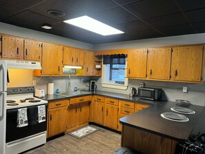 Private kitchen - Cozy 1-bedroom apartment in charming Shepherdsville with AC (Shepherdsville)