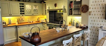 Countryside Farmhouse - Glasgow - Sleeps 6