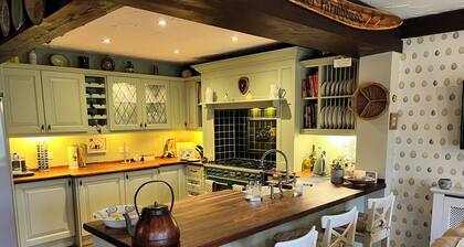 Countryside Farmhouse - Glasgow - Sleeps 6