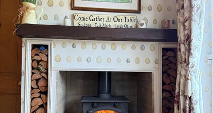 Countryside Farmhouse - Glasgow - Sleeps 6