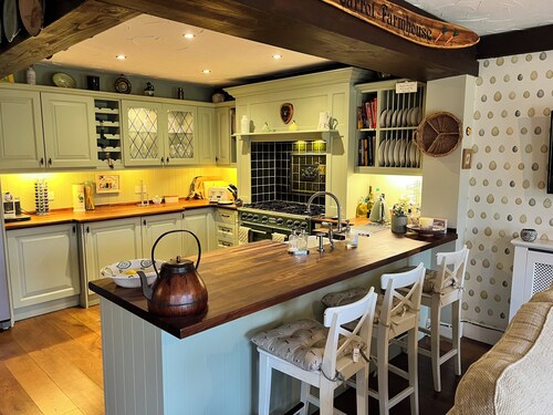 Countryside Farmhouse - Glasgow - Sleeps 6