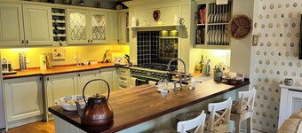 Countryside Farmhouse - Glasgow - Sleeps 6