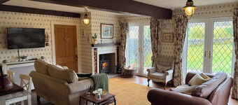 Countryside Farmhouse - Glasgow - Sleeps 6