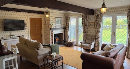 Countryside Farmhouse - Glasgow - Sleeps 6