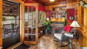 Un interior de madera con un piano, un comedor y una chimenea.
