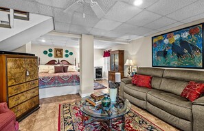 Living area - Come Relax @ The Hideaway Lakehouse - Walnut Creek, Lake Mitchell, Clanton - AL (Clanton)