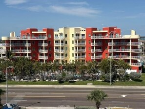 Condo (2 Bedrooms) | Property amenity