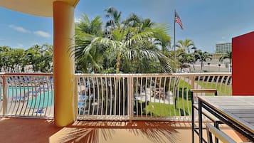 Condo (2 Bedrooms) | Front of property