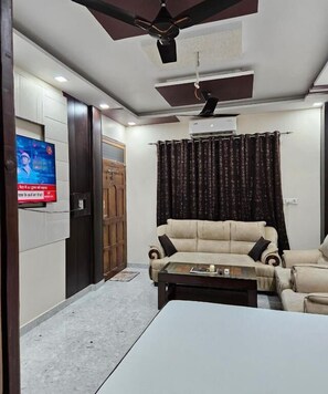 Junior Suite, City View | Living area - Hotel Siddhi Palace (Ayodhya)