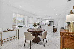 Dining - Tropical Oasis with Private Pool (Fort Lauderdale)
