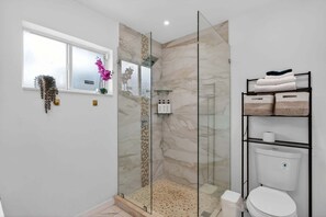 Shower, hair dryer, towels, shampoo - Tropical Oasis with Private Pool (Fort Lauderdale)