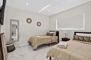3 habitaciones, escritorio y tabla de planchar con plancha 