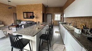 Villa, 3 Bedrooms, Private Pool, Lake View | Bahagian dalam
