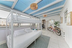 3 bedrooms, iron/ironing board, bed sheets - 2111 Avenue B in Bradenton Beach, FL (Bradenton Beach)