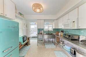 Refrigerador, microondas, lavavajillas y cafetera y tetera 