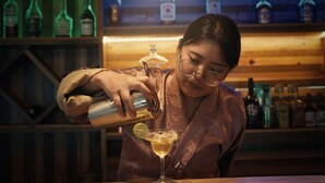施設の正面 (日没後)