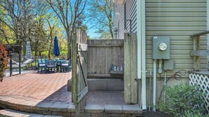 Terrace/patio - Relaxing Greenport Escape with a Fenced Pool, Private Beach with Mooring... (Greenport)