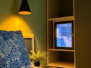 Habitación Deluxe con 1 cama matrimonial o 2 individuales | Edredón, camas con efecto memoria y caja de seguridad en la habitación 