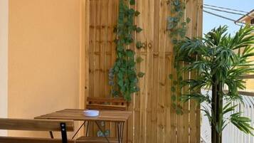 Comfort-Doppel- oder -Zweibettzimmer, Balkon | Speisen im Freien