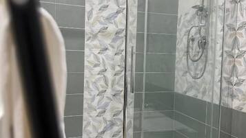 Superior Double or Twin Room | Bathroom