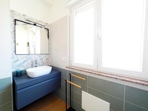 Shower, kloset, sabun, dan sampo