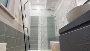 A modern bathroom with a shower, a toilet, and a sink. - Casa Teresa Guest Rooms (Parghelia)