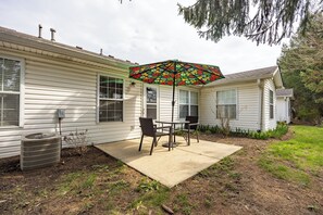 Outdoor dining - Keystone Garden Villa E (Indianapolis)