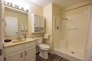 Bathroom - Keystone Garden Villa E (Indianapolis)