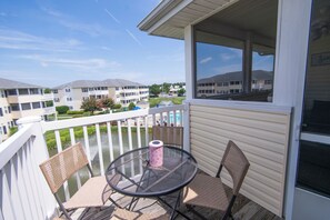 Outdoor dining - Peaceful 2-bedroom, 2-bath condo with Pool near the outlets and Boardwalk (Rehoboth Beach)