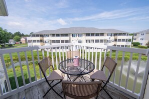 Outdoor dining - Peaceful 2-bedroom, 2-bath condo with Pool near the outlets and Boardwalk (Rehoboth Beach)