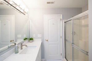 Bathroom - Peaceful 2-bedroom, 2-bath condo with Pool near the outlets and Boardwalk (Rehoboth Beach)