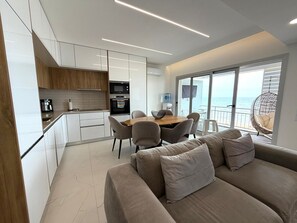 Interior - 3BR Beachfront · Direct Sea View · Covered Terrace · Prime Location · A/C · WiFi (Quarteira)