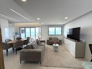 Smart TV, printers - 3BR Beachfront · Direct Sea View · Covered Terrace · Prime Location · A/C · WiFi (Quarteira)