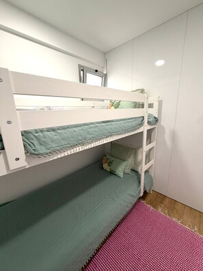 Room - 3BR Beachfront · Direct Sea View · Covered Terrace · Prime Location · A/C · WiFi (Quarteira)