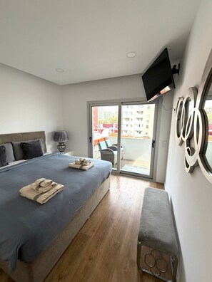 3 bedrooms, desk, iron/ironing board, travel cot - 3BR Beachfront · Direct Sea View · Covered Terrace · Prime Location · A/C · WiFi (Quarteira)