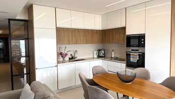 Coffee/tea maker, fridge, microwave, oven