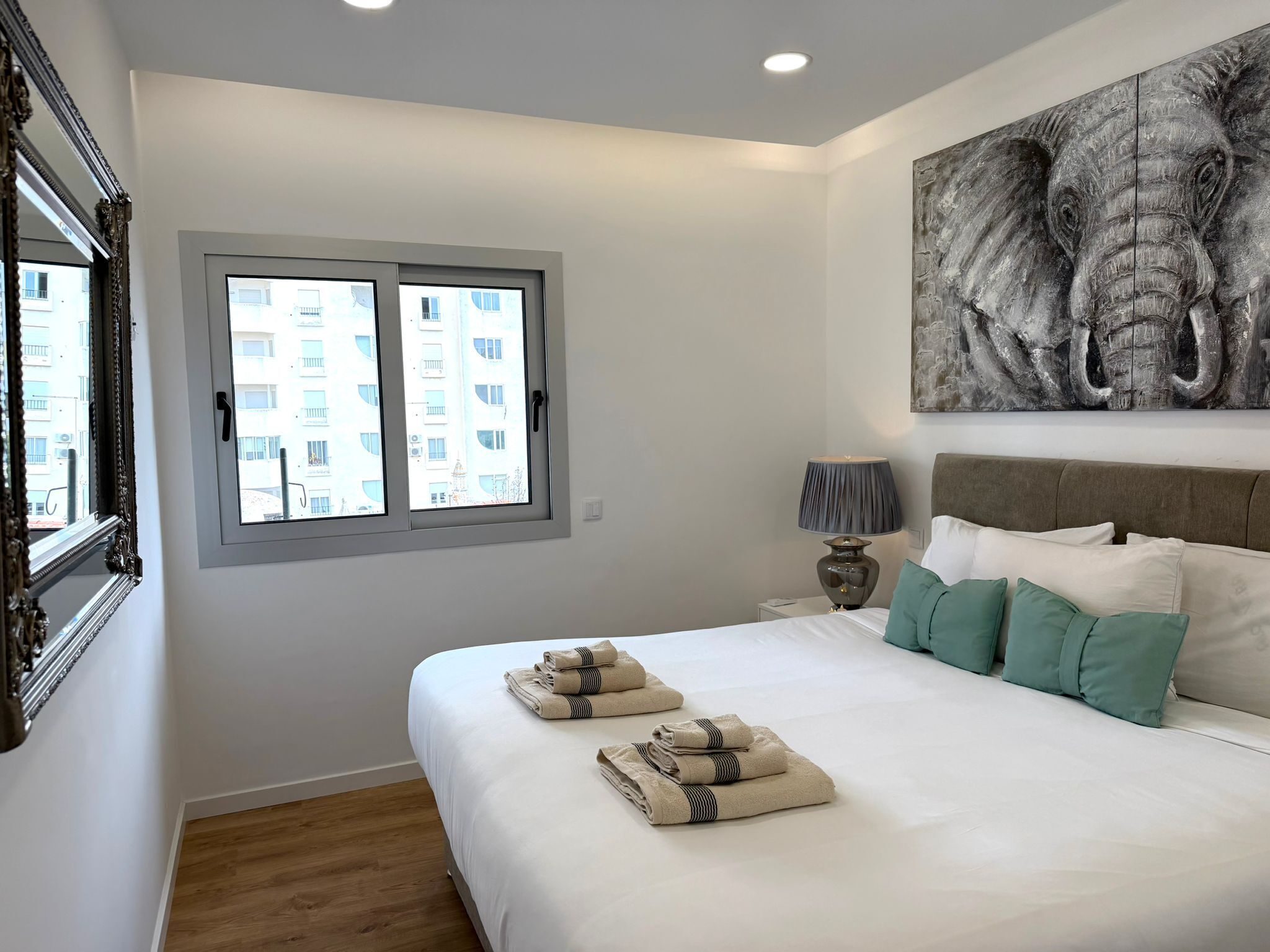 3 habitaciones, escritorio y tabla de planchar con plancha 