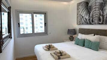3 habitaciones, escritorio y tabla de planchar con plancha