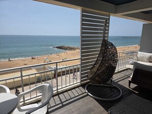 Property grounds - 3BR Beachfront · Direct Sea View · Covered Terrace · Prime Location · A/C · WiFi (Quarteira)