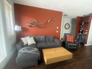 Smart TV, books - 6month BRIGHT Sun filled space to live close to all amenities and the AIRPORT! (Calgary)