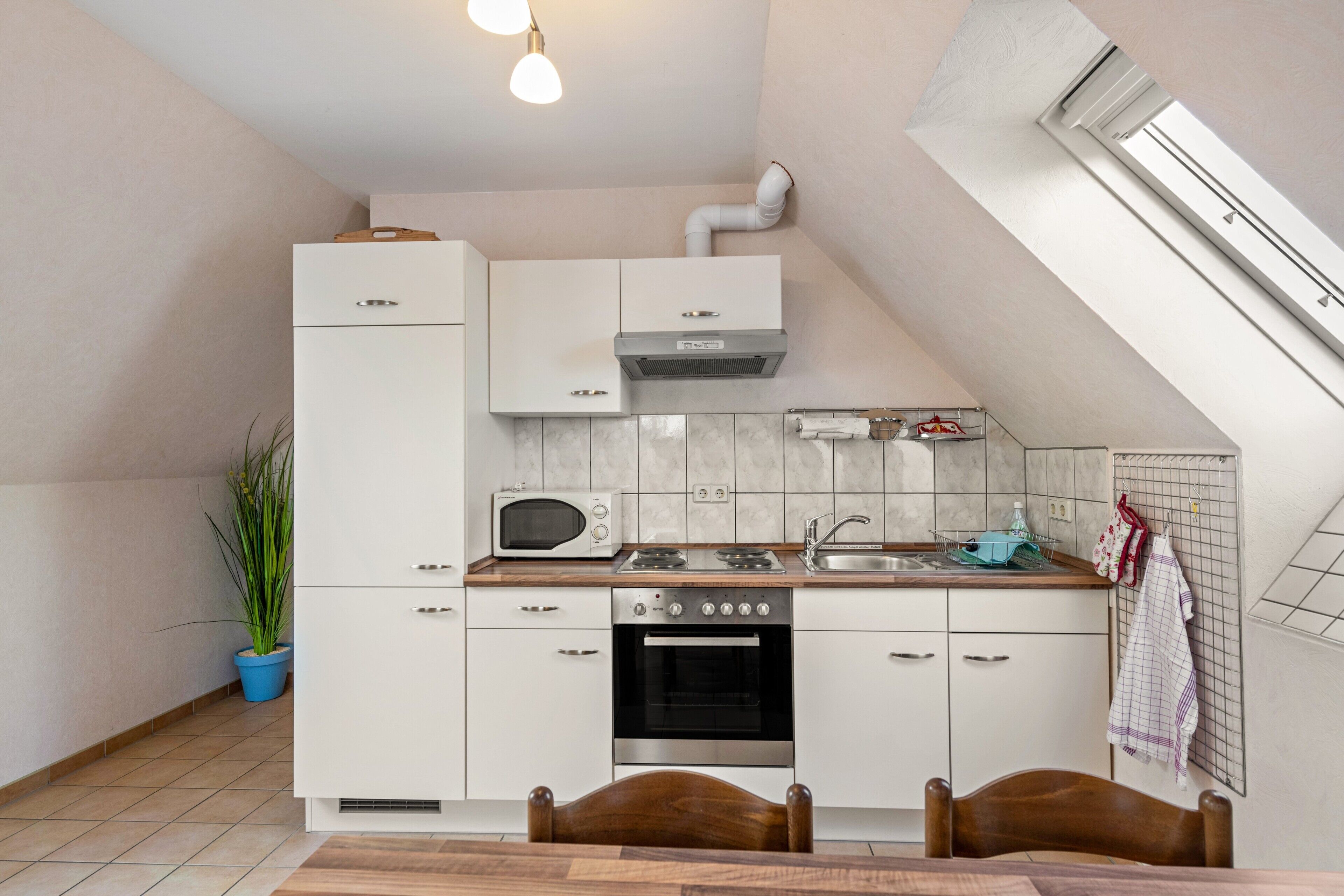 Wasserkocher mit Kaffee-/Teezubehör, Kühlschrank, Mikrowelle, Ofen