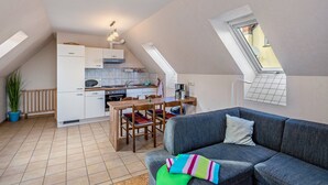 Een modern loftappartement met keuken, eetgedeelte en een gezellige zithoek.