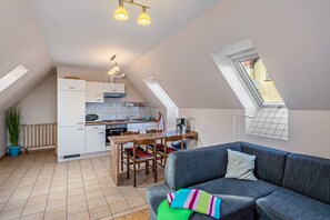 Un loft moderno con cocina, comedor y una zona de estar acogedora.