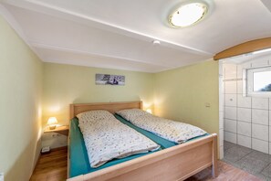 1 dormitorio, tabla de planchar con plancha, wifi y ropa de cama