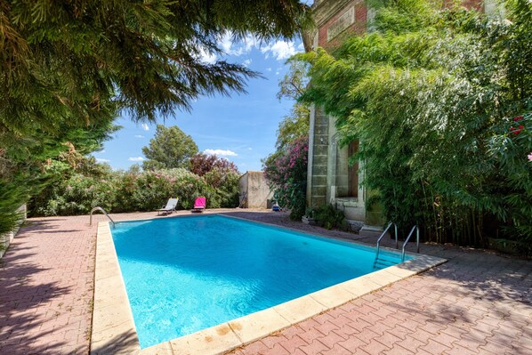 Pool - In the Heart of the Camargue, at an Ornithologist’s Home (Vauvert)
