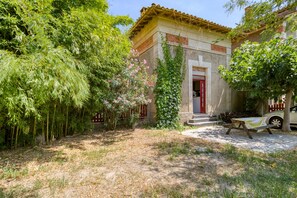 Exterior - In the Heart of the Camargue, at an Ornithologist’s Home (Vauvert)