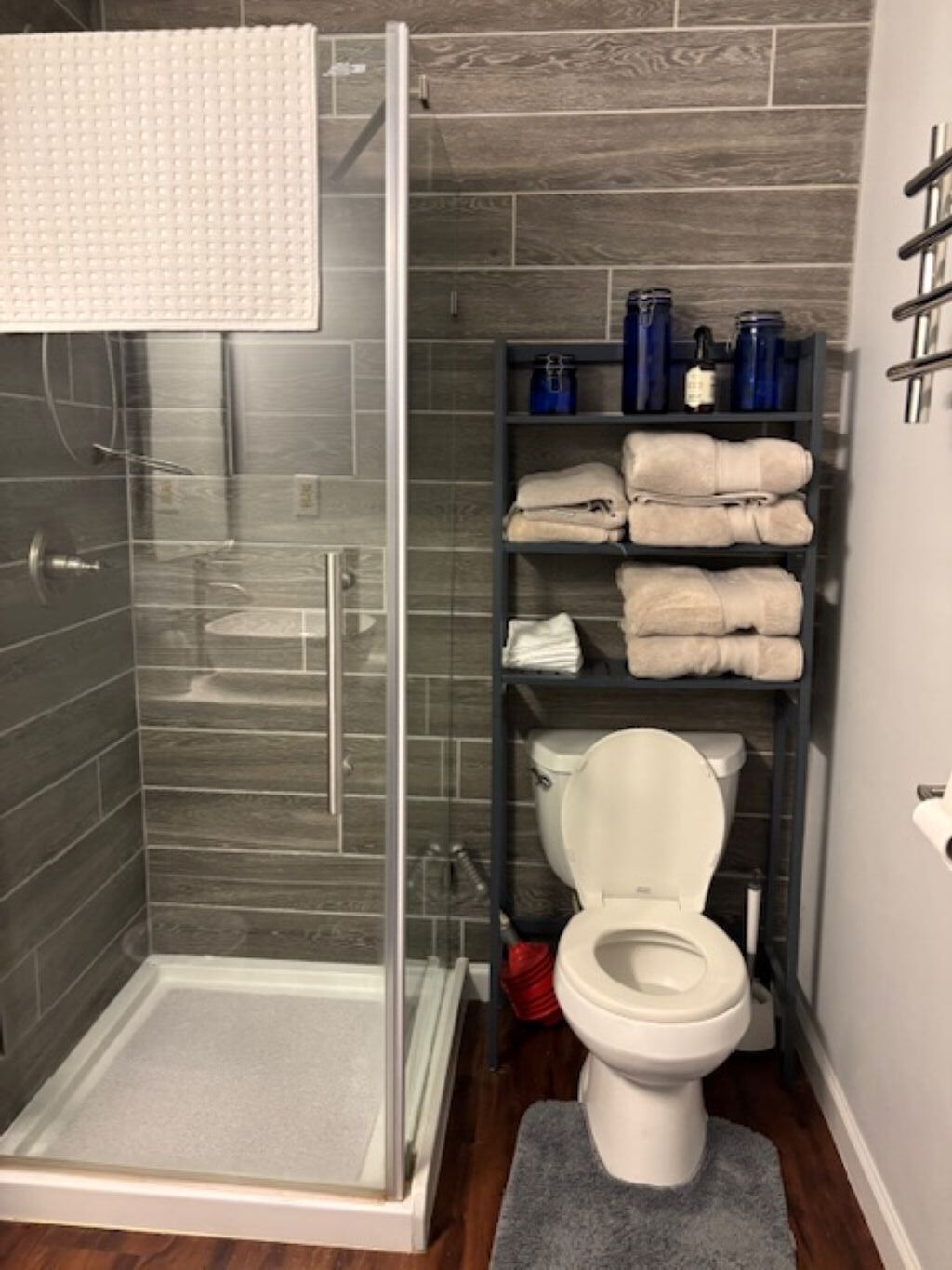Douche, sèche-cheveux, serviettes fournies, savon