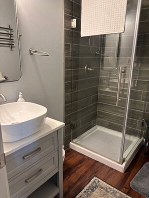 Douche, sèche-cheveux, serviettes fournies, savon