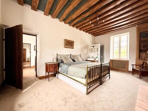 4 bedrooms, WiFi, bed sheets
